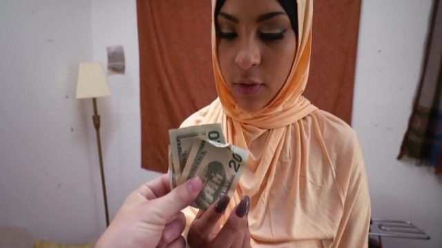 Suriyeli Türbanlıyı Parayla Sikmek İçin İkna Etti